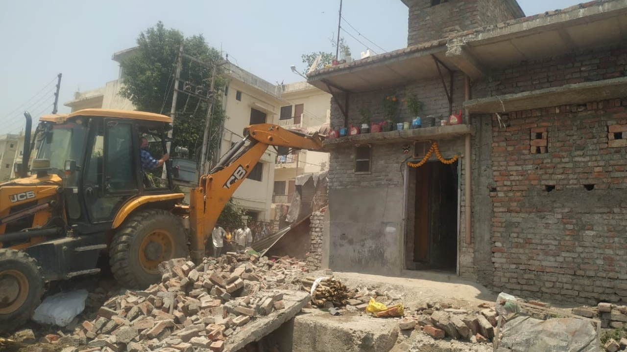 Dehradun News Action to remove encroachment created stir bulldozer running amid heavy police force