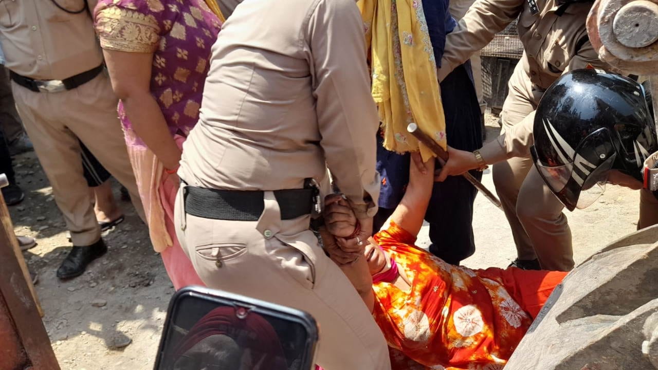 Dehradun News Action to remove encroachment created stir bulldozer running amid heavy police force