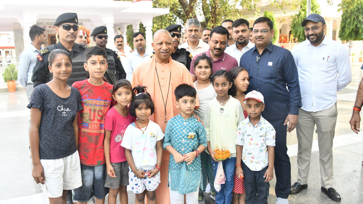 CM Yogi spent time with children in Gorakhnath temple, got photographed