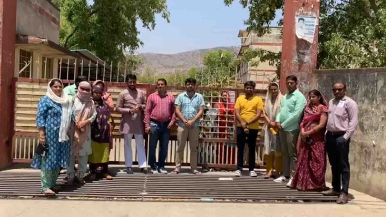Alwar News: Students' demonstration continued for the second day in Rajrishi Bhartrihari University