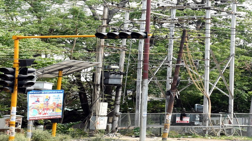 Unipoles and traffic lights became crooked at many places in haldwani