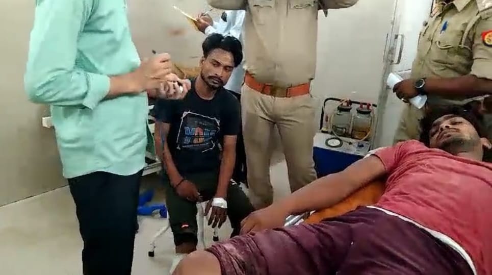 Encounter between police and miscreants, three robbers arrested,  cash and illegal weapons recovered