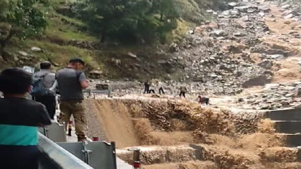 Debris entered shops due to rain in Kapkot bageshwar