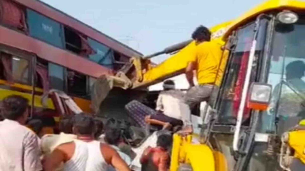 Sirohi News: Three people injured in collision between trailer and bus on Kandla Highway