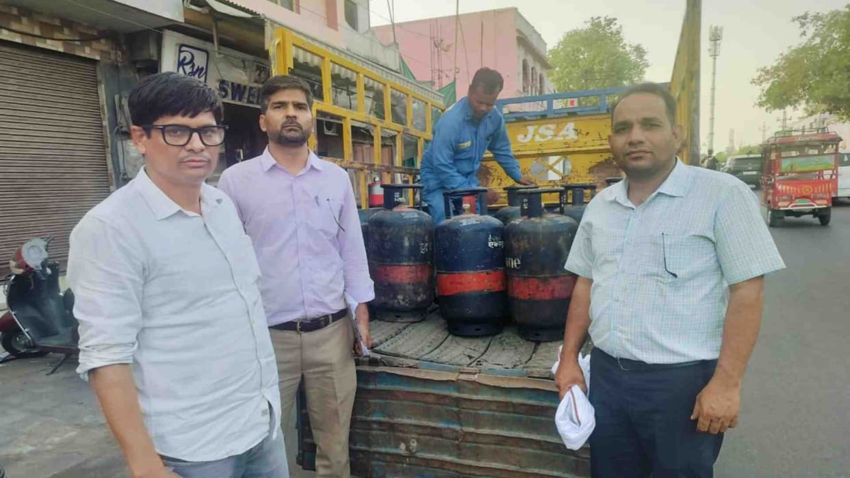 Ajmer News: Logistics Department took action and seized 18 gas cylinders