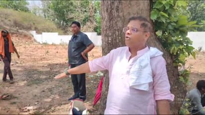 कार्यक्रमों की जानकारी देते परिजन