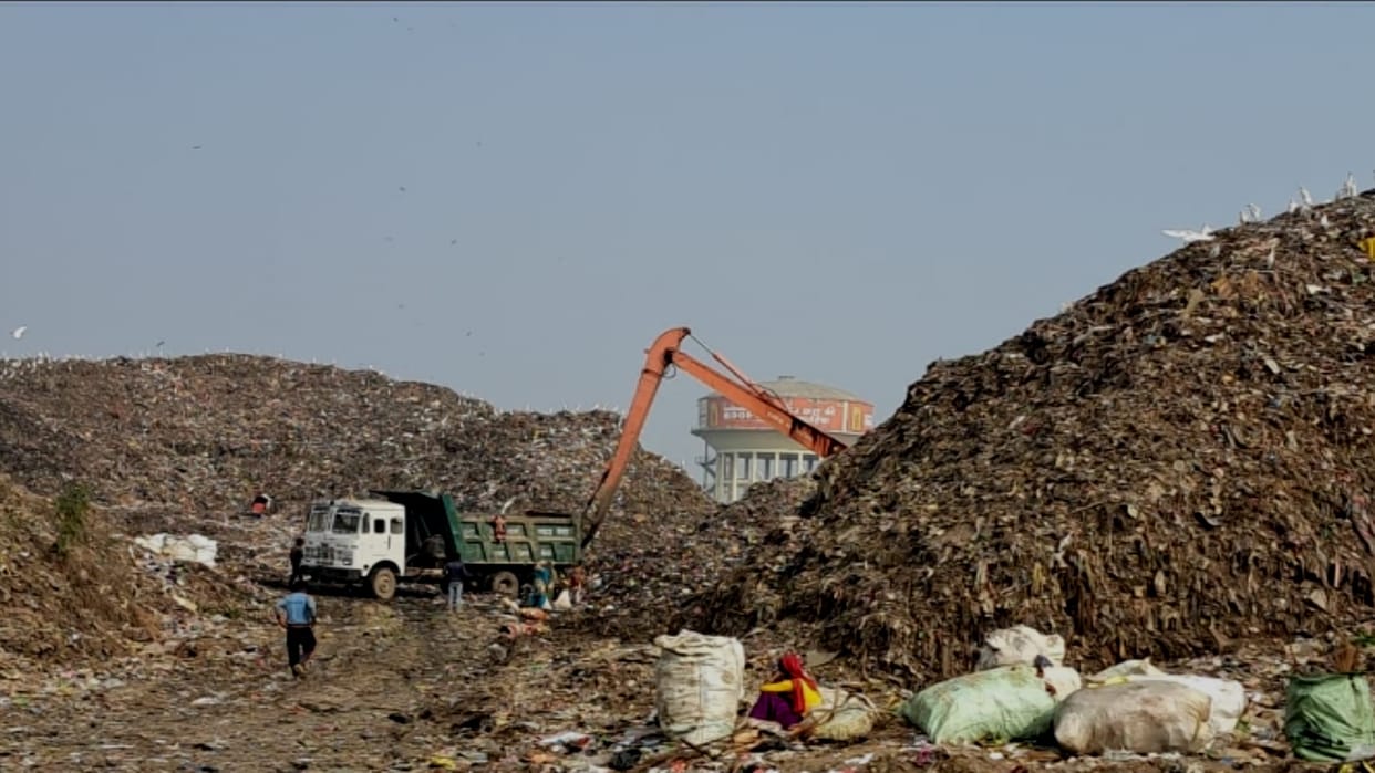 Amar Ujala Abhiyan: Issue of garbage mountain reached Lucknow, corporation officials were reprimanded
