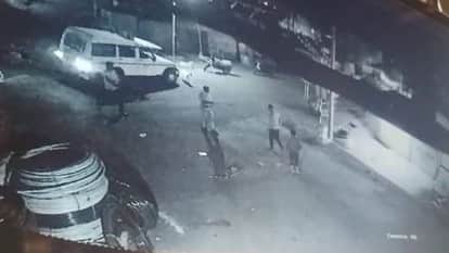 मारपीट करते हुए पुलिस