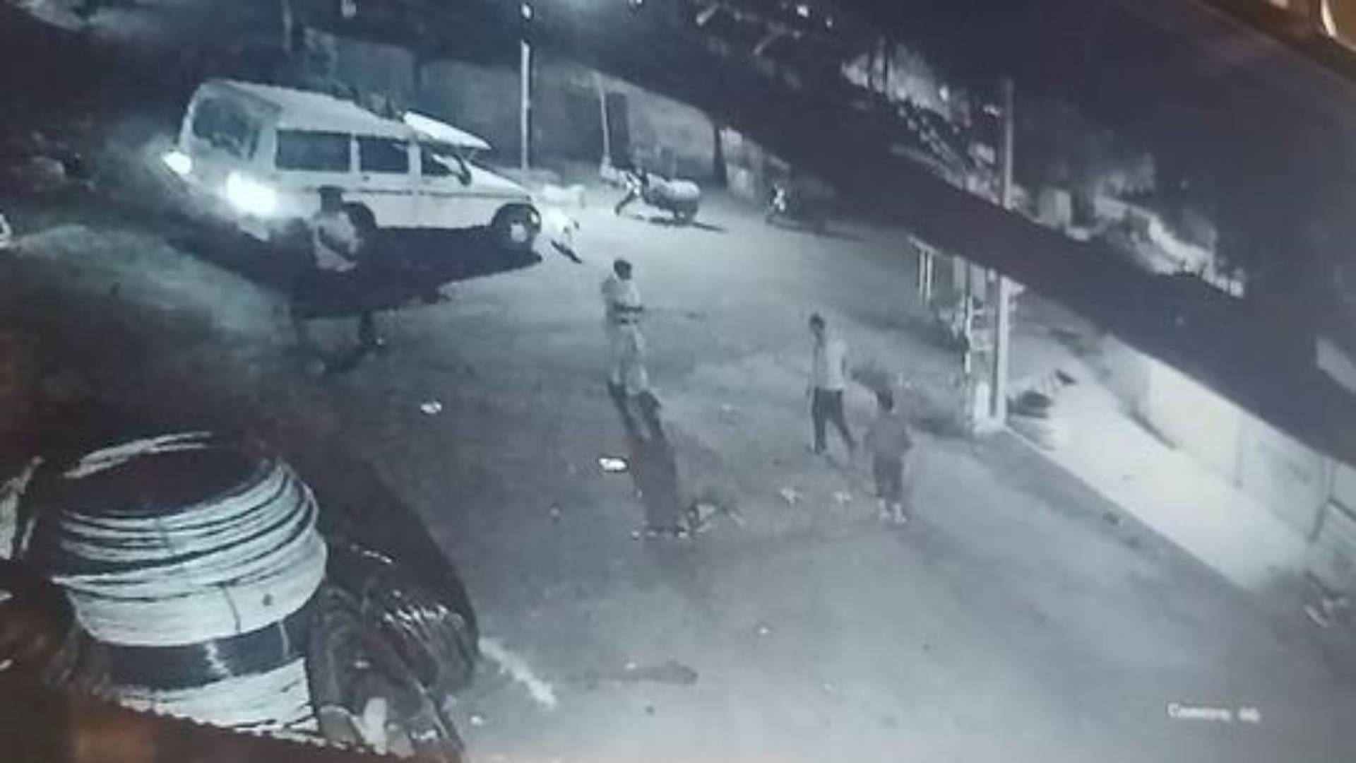 मारपीट करते हुए पुलिस