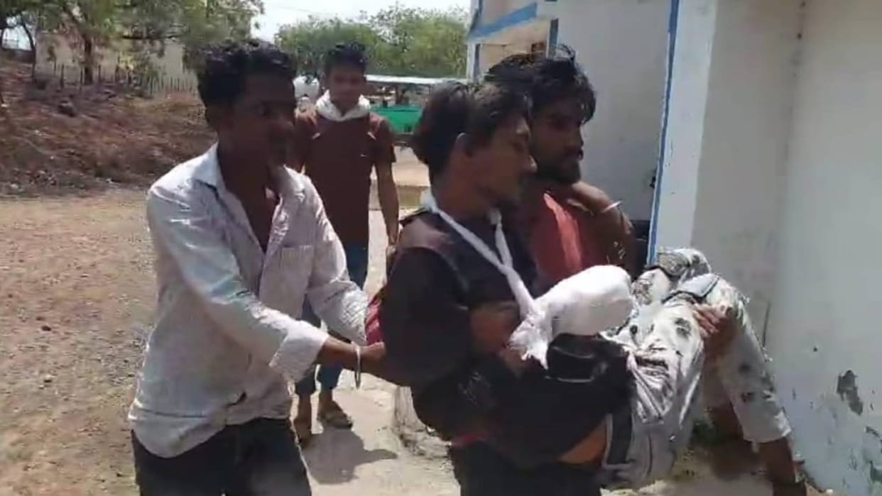 Khargone bag making company worker hand got pressed in automatic machine administration sealed factory
