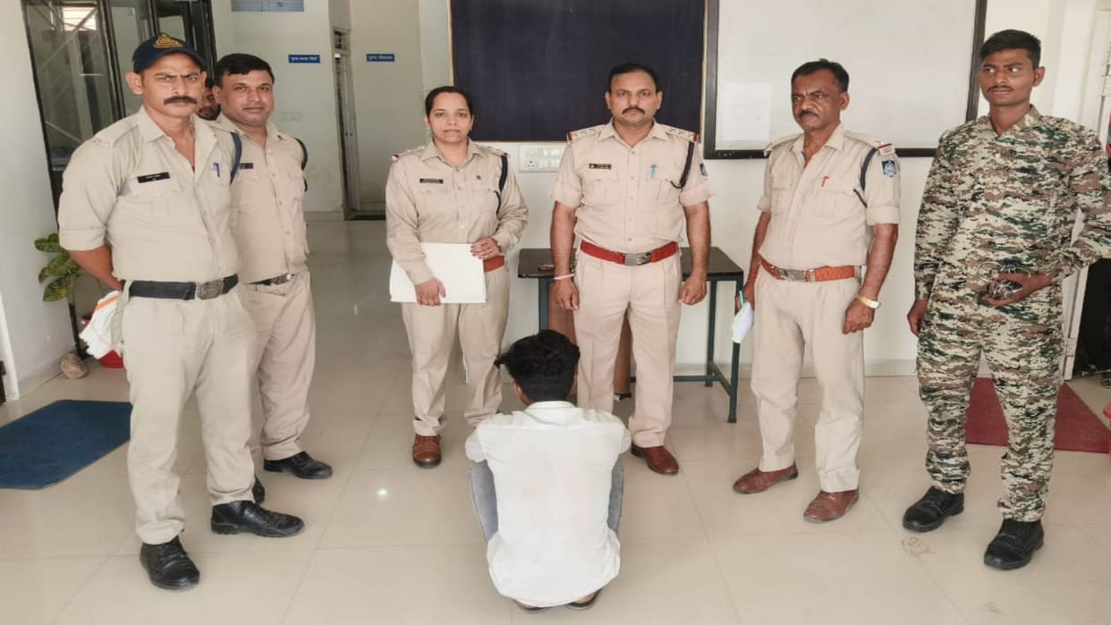 Tikamgarh Crime Accused carrying a reward of five thousand rupees arrested from New Bus Stand