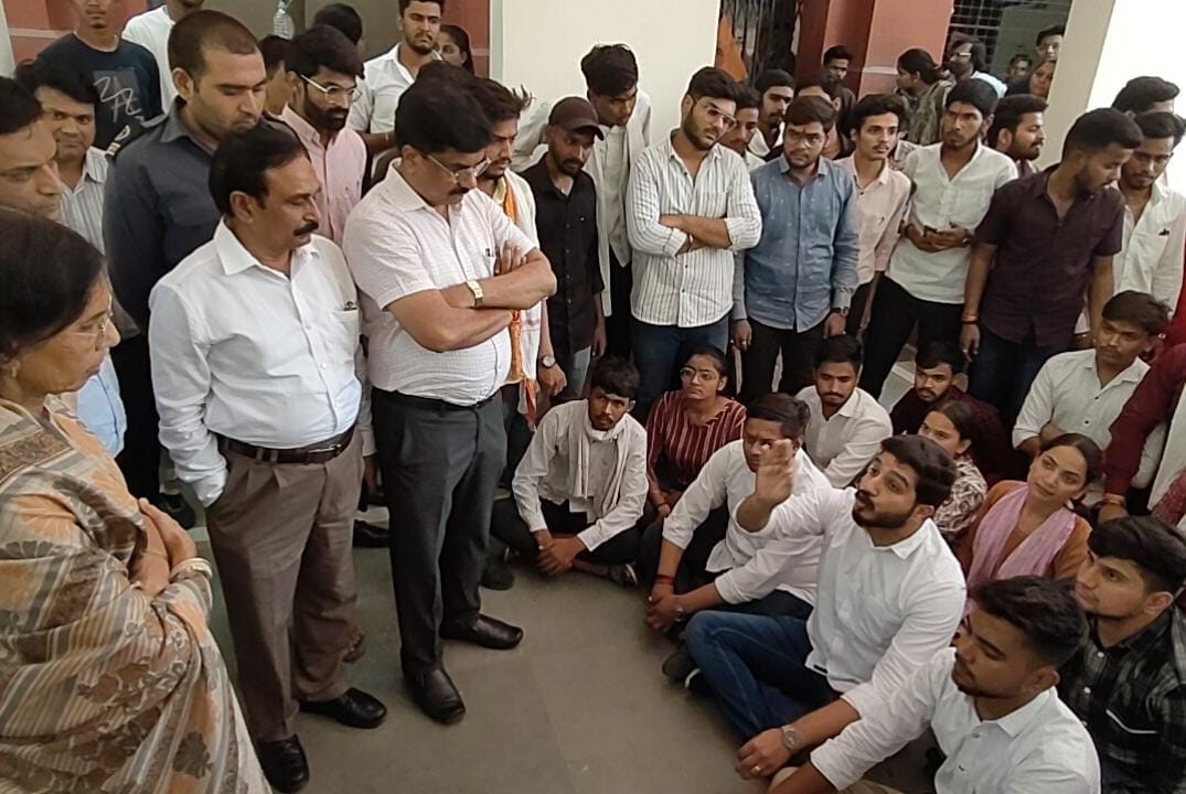 Indore: DAVV canceled out pamphlets, formed committee to investigate, students demonstrated