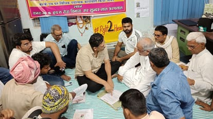 प्रो. ओमशंकर से मिलते भूपेश बघेल।