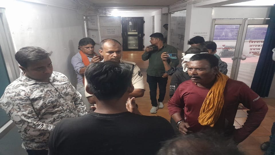 परिजनों ने थाने में किया हंगमा