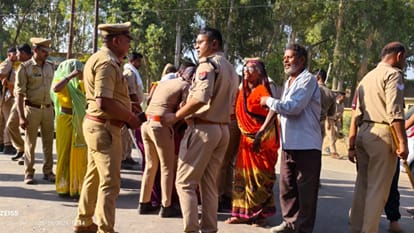 Teenager murdered for robbing e-rickshaw angry people blocked the road in Budaun