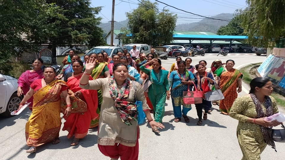 protest in the Collectorate alleging blasting in road construction in pithoragarh