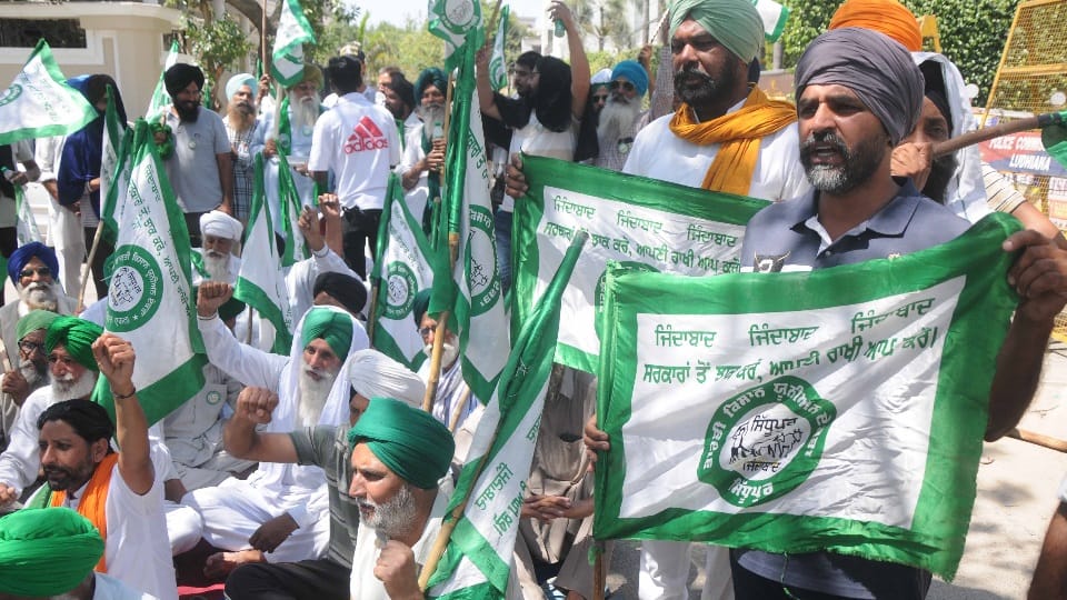 Farmers protest outside bjp candidates house in Punjab