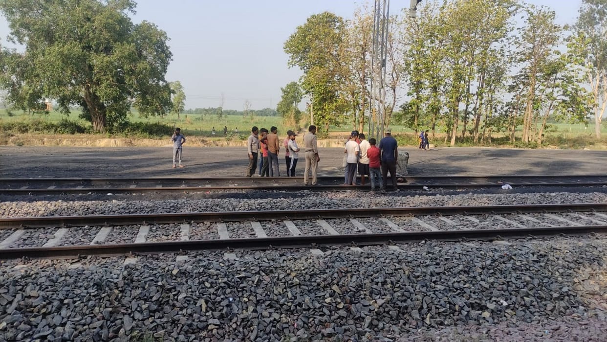 dead body of man found on railway track near Fardhan railway station in Lakhimpur kheri
