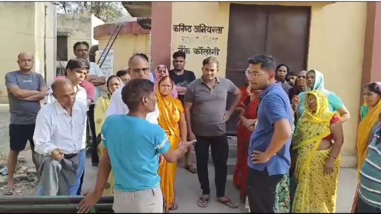 Alwar News: Water is not reaching the houses, women reached the ward councilor's house with the problem