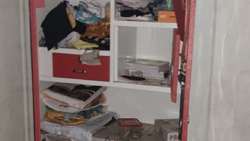 Thieves broke into teacher's deserted house by breaking the lock stole cash and jewelery worth lakhs