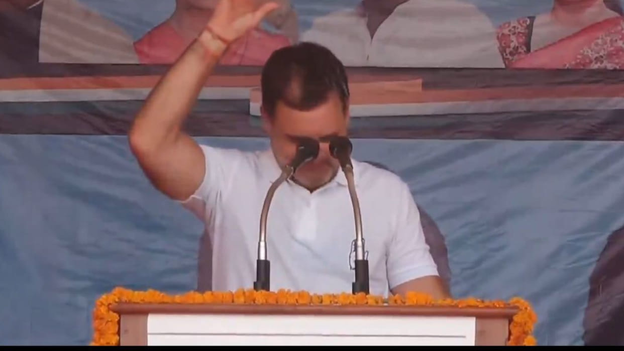 In Deoria, Rahul Gandhi spilled water on his head from a water bottle.