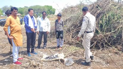 the pond spewed out 500 rupee notes worth lakhs During cleaning