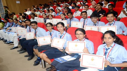 five thousand toppers of cbse honored in the  Amar Ujala Bhavishya Jyoti Samman ceremony