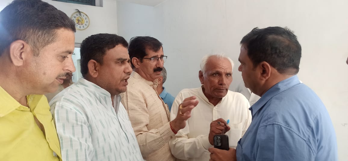 Death anniversary: RLD workers got angry after seeing the dirt at Chaudhary Charan Singh statue site
