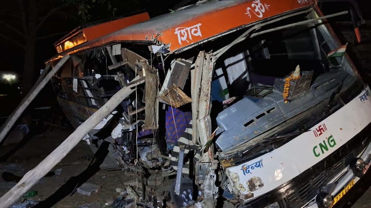 Ghatampur: बरातियों से भरी बस खंती में पलटी, आठ लोग घायल, ग्रामीणों ने खिड़की तोड़कर यात्रियों को निकाला