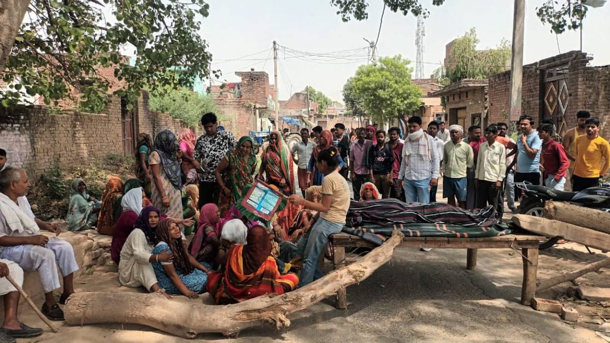 young man died after coming in contact with current in electric pole in Kasganj