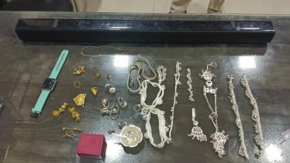 The miscreants broke the lock of the house and stole jewellery worth lakhs also took away 25 thousand rupees i
