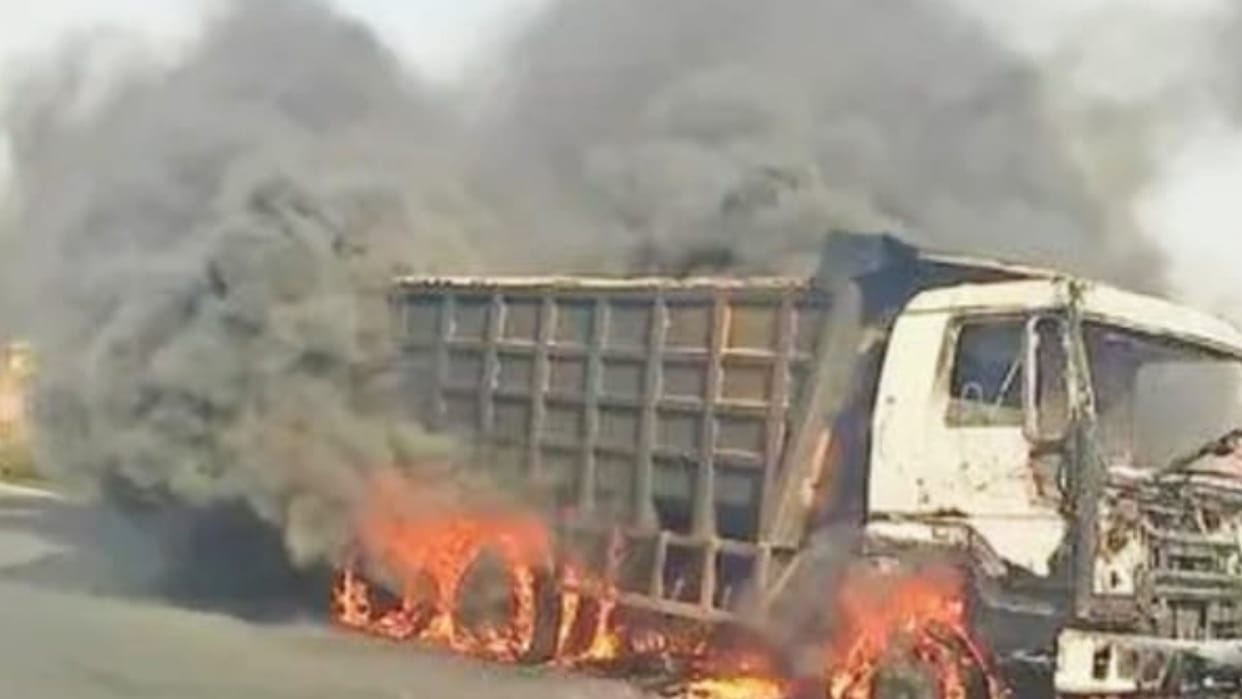 A dumper full of sand caught fire on the four-lane highway