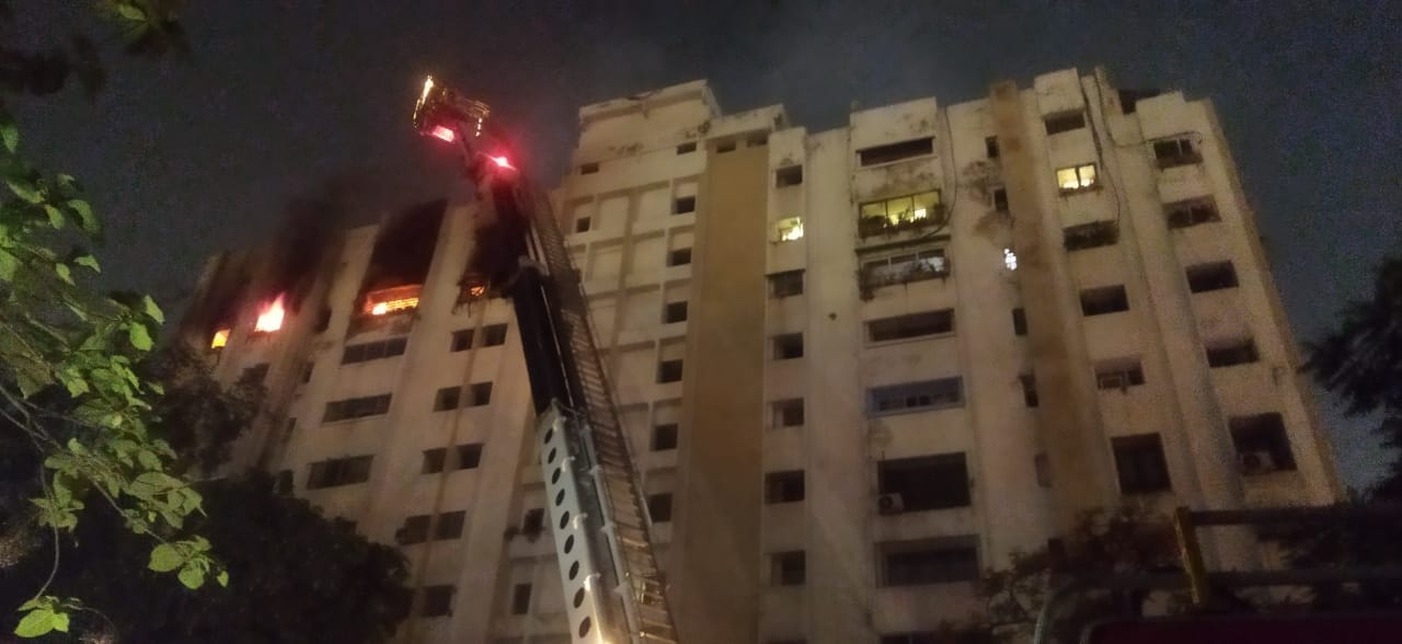 सूर्या अपार्टमेंट के ऊपरी हिस्से में आग से घंटों मची रही अफरातफरी।