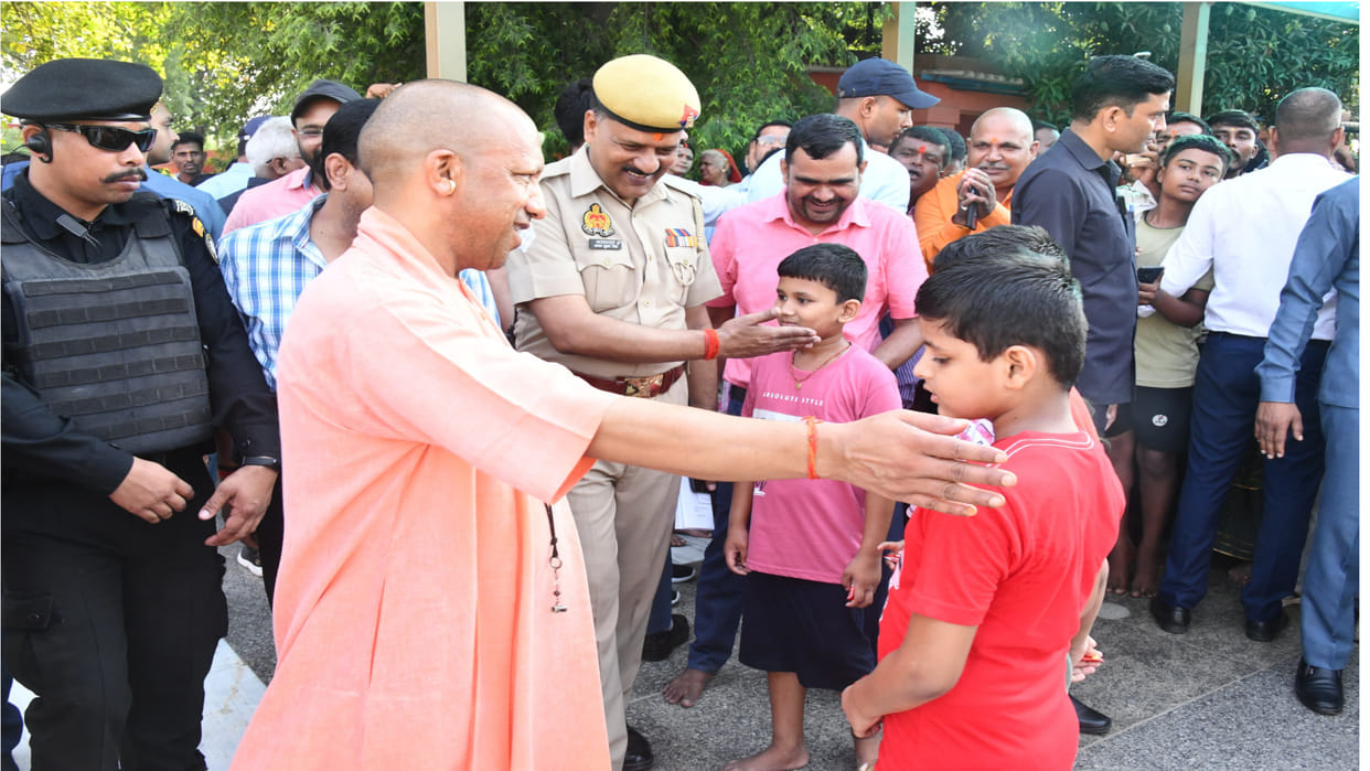 CM Yogi spent time with children in Gorakhnath temple, blessed him, became friend gifted him chocolates