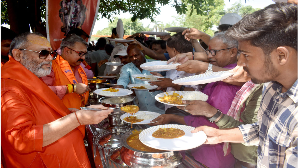 On Tuesday, in Gorakhpur, on the occasion of Bada Tuesday, a feast and bhajans were organized