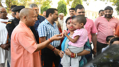 CM Yogi spent time with children in Gorakhnath temple, blessed him, became friend gifted him chocolates