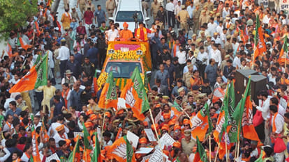 CM Yogi's road show begins in Gorakhpur, he goes out in an open jeep with MP Ravi Kishan and the mayor