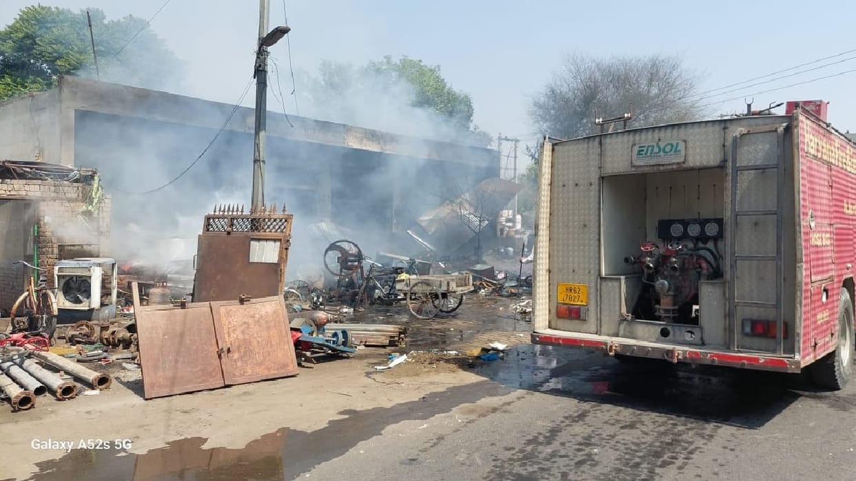 Accident in junk shop in Fatehabad, father and son got burnt due to cylinder explosion
