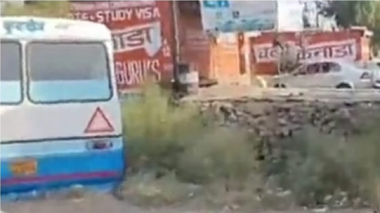 Major accident averted in Kurukshetra, Roadways bus brakes failed, driver drove it into mines