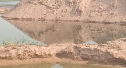 Orai: खदान संचालक ने रास्ता बनाने के लिए किए गड्ढे, चरवाहे की डूबकर मौत, थानाध्यक्ष बोले- जांच की जा रही है Mine operator dug pits to make a path, shepherd drowned and died, SHO said investigation is being done