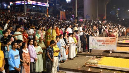 दशाश्वमेध घाट पर मतदान के लिए सपथ लेते लोग
