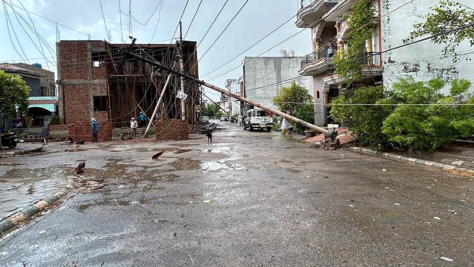 Light Rain Brought Relief In Mathura 30 Poles And More Than 100 Trees ...