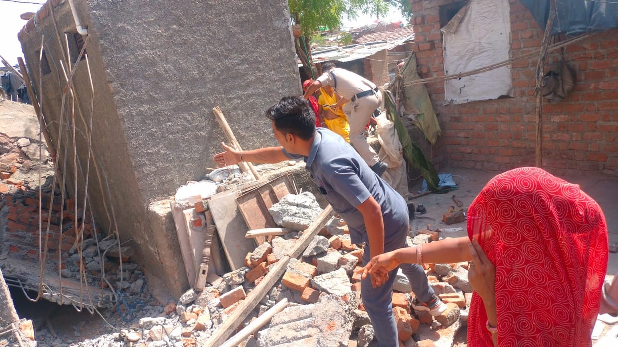 Mandsaur: One laborer died, one seriously injured after the balcony of an under construction house collapsed.