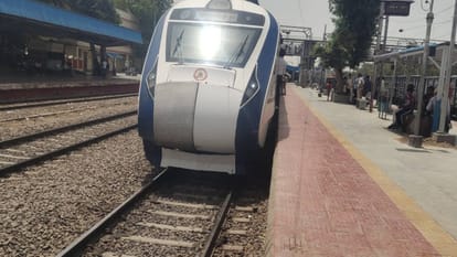 MP News: मुरैना में वेल्डिंग बेल्ट से टकराई वंदे भारत, बड़ा हादसा टला, यात्रियों के उड़े होश MP News Vande Bharat collided with welding belt in Morena major accident averted passengers were shocked
