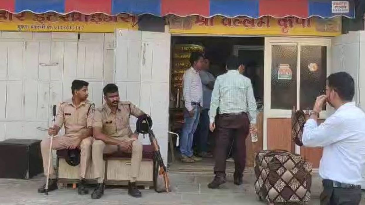 MP News Income tax raid on four firms of Khargone possibility of big tax evasion being caught