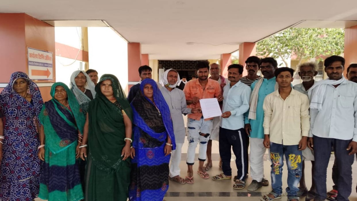 Shajapur News Former sarpanch sitting on government well villagers worried for water