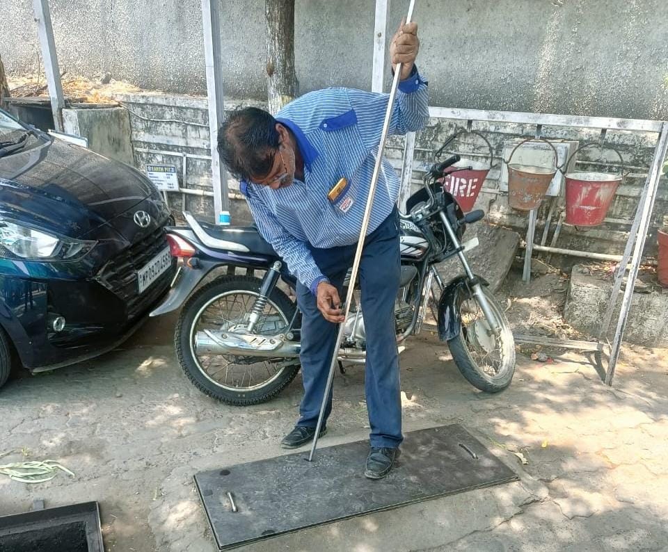 Indore: Irregularity found at petrol pump at Regal intersection, petrol tank sealed