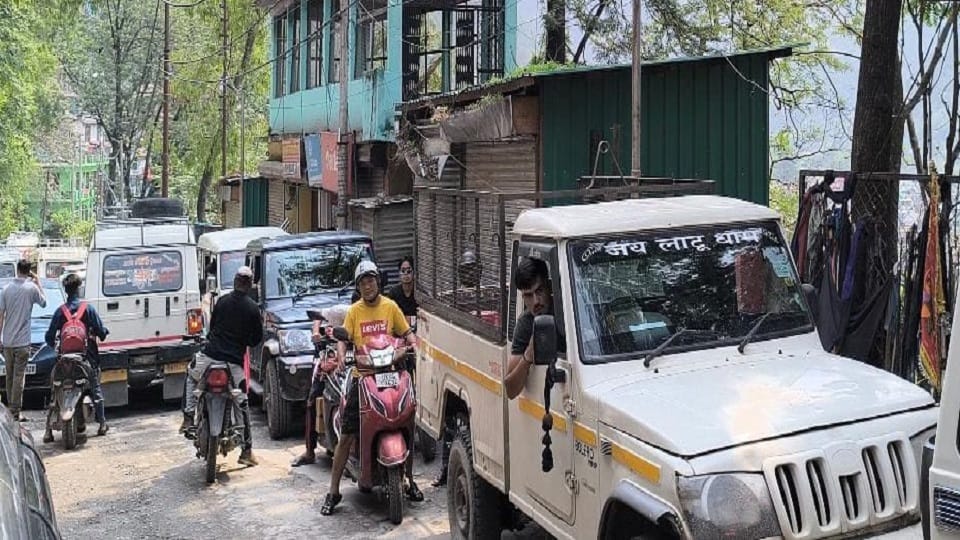 Tourists are facing problems due to lack of parking system in nainital uttarakhand