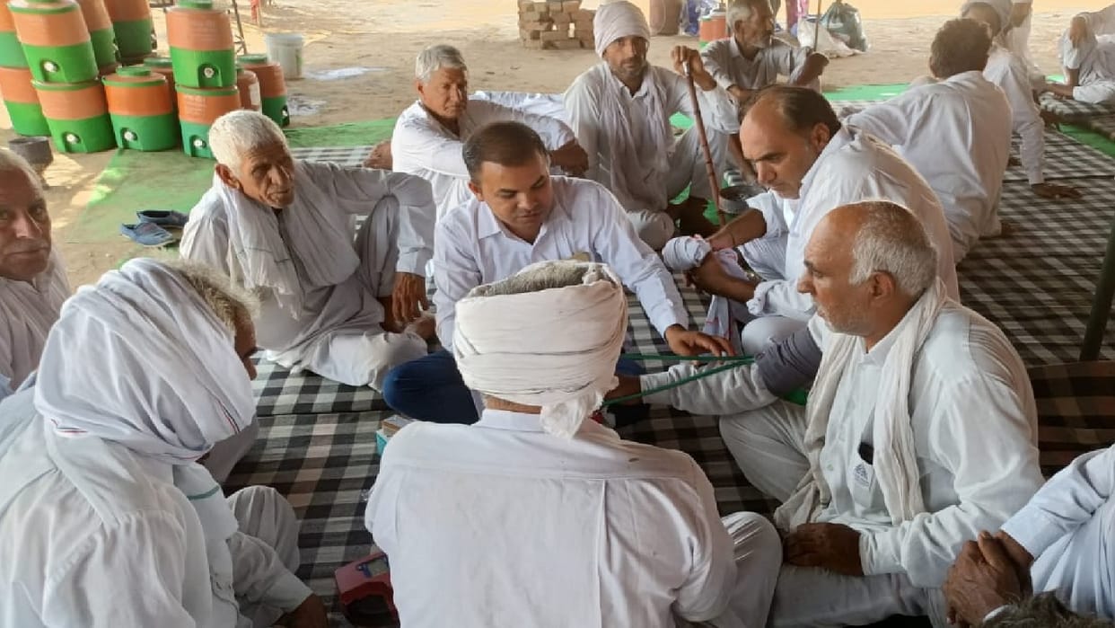 Water problem in Chopta of Sirsa, Two farmers fainted while sitting on dharna demanding electricity and water