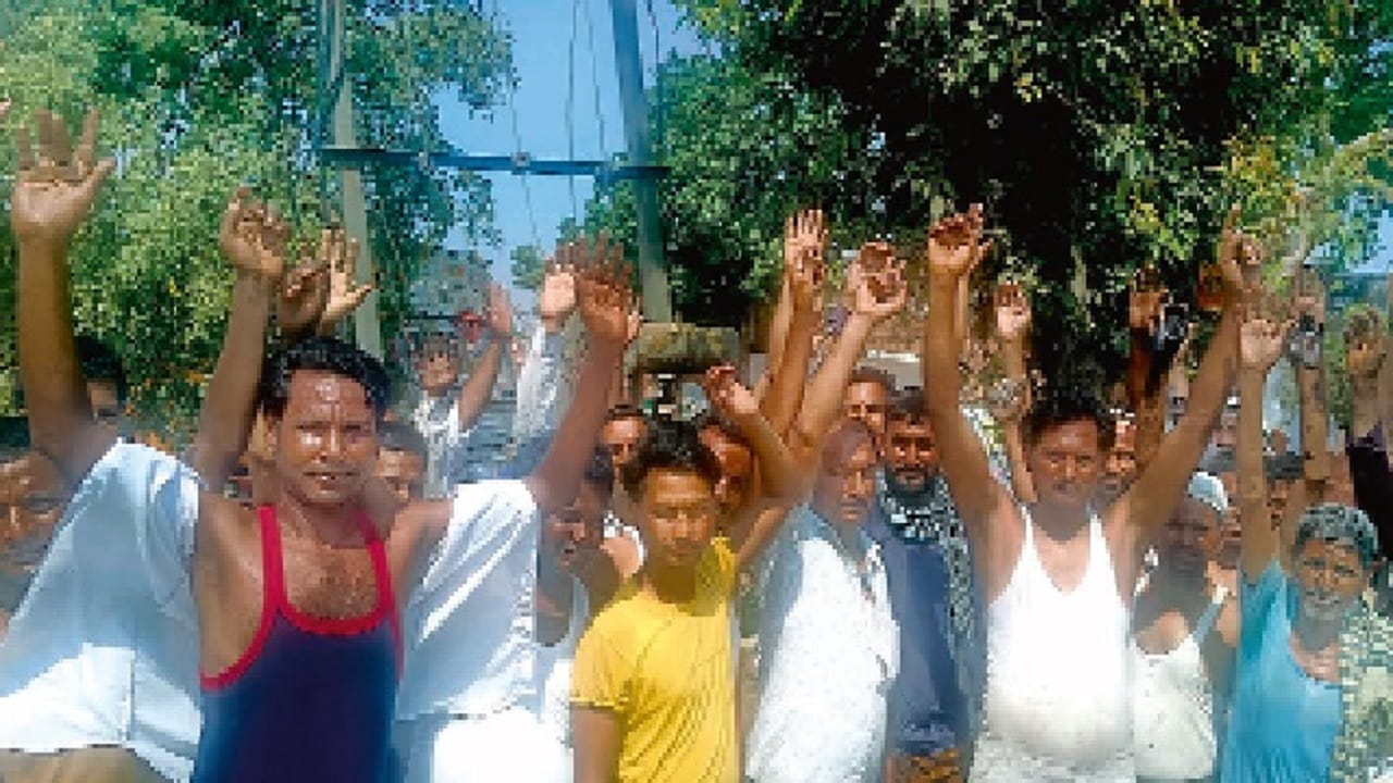 Ruckus over power cuts in scorching heat JE beaten up by people in Lakhimpur kheri